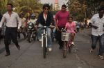 Shahrukh Khan teaches Suhana to ride a bicycle in Bandra, Mumbai on 6th Dec 2011 (3).JPG
